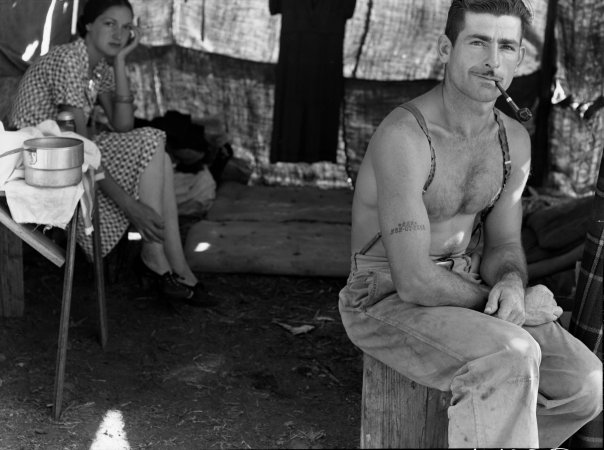 Unemployed lumber worker and his wife en route to the 1939 bean harvest.  Photographer: Dorothea Lange.