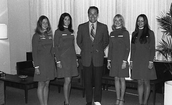 Adoption de la Charte québécoise des droits de la personne, 27 juin 1975. Photo : Jérôme Choquette, ministre de la Justice, en compagnie d'hôtesses.